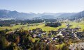 Ofterschwang in den Allgäuer Hörnerdörfern - im Hintergrund die Oberstdorfer Berggipfel © Tourismus Hörnerdörfer, F. Kjer