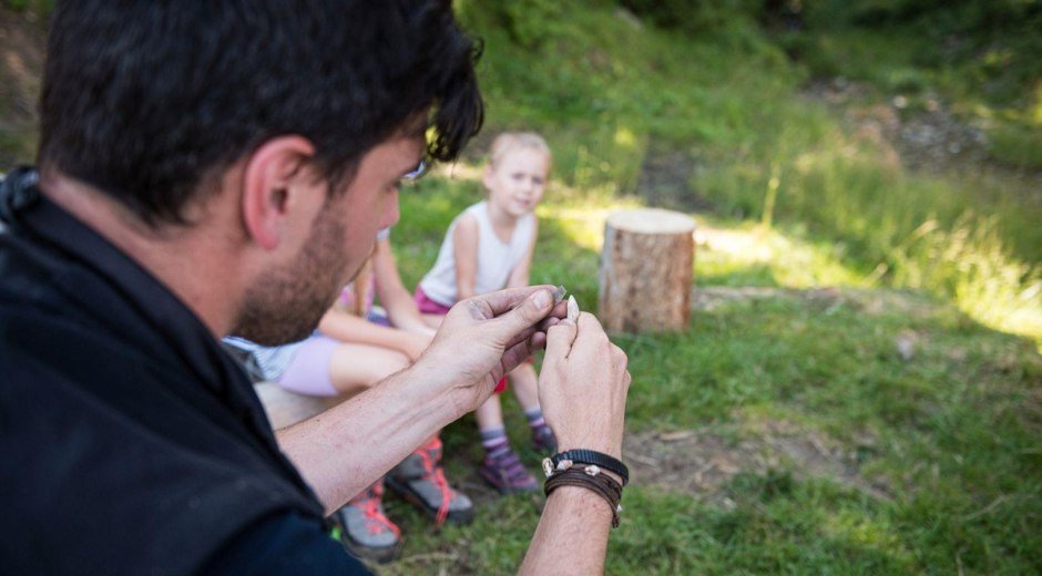 Bearbeitung der Pfeilspitzen © Tourismus Hörnerdörfer, F. Kjer