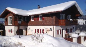 Winter am Haus in der Sonne