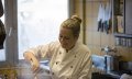 Johanna kocht die Gläser selbst ein © Almhof Lässer