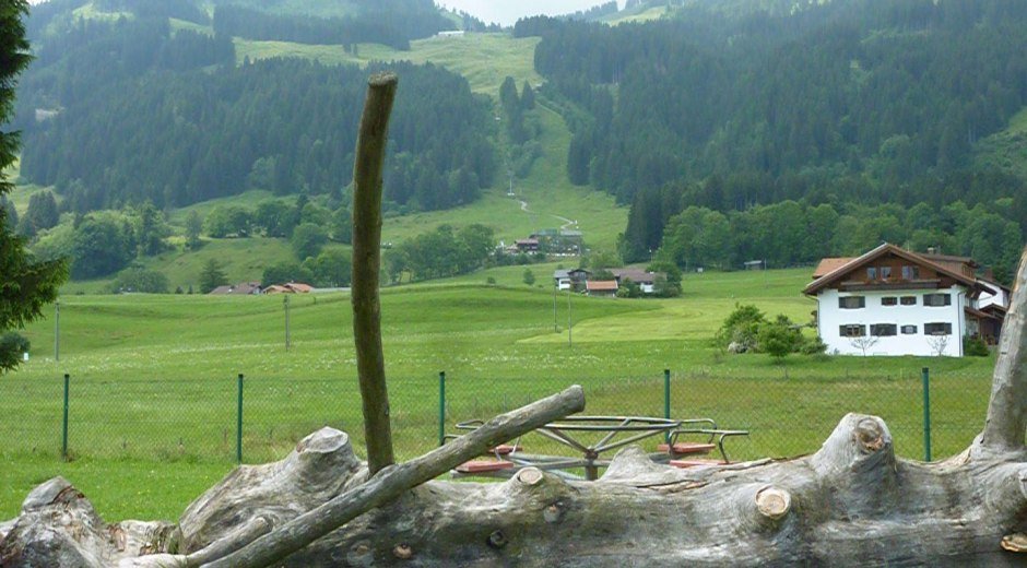 Der Spielplatz liegt am Ortsrand von Bolsterlang © Tourismus Hörnerdörfer