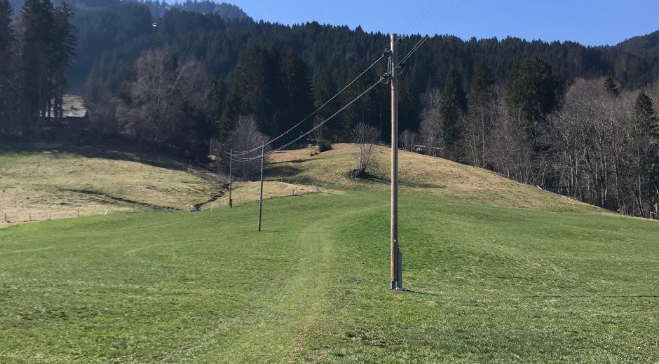 Ein Wiesenweg führt die ersten Höhenmeter bergauf