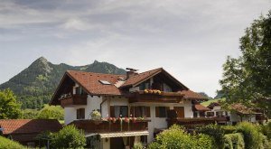 Hausansicht mit Grünten