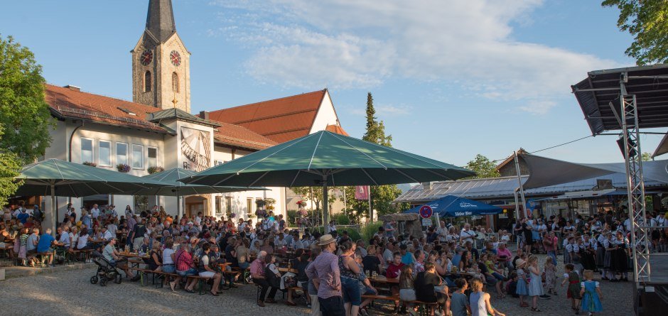 Die Burgberger Dorfabende:
Genießen Sie den lauen Sommerabend mit viel Brauchtum, Musik und Tanz © ©Gemeinde Burgberg
