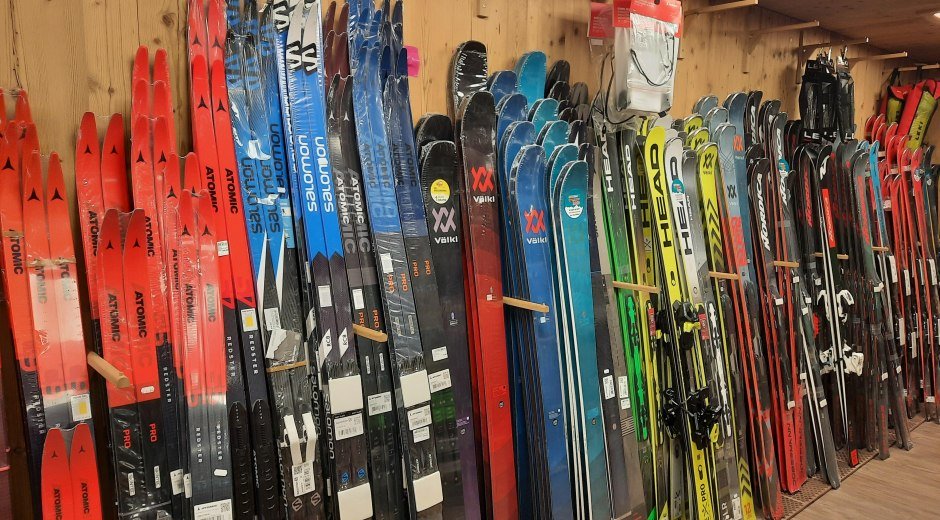Langlaufski und Alpinski © Sport Speiser