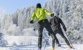 Zwei Langläufer Skaten in den Loipen im Oberallgäu © Alexander Rochau