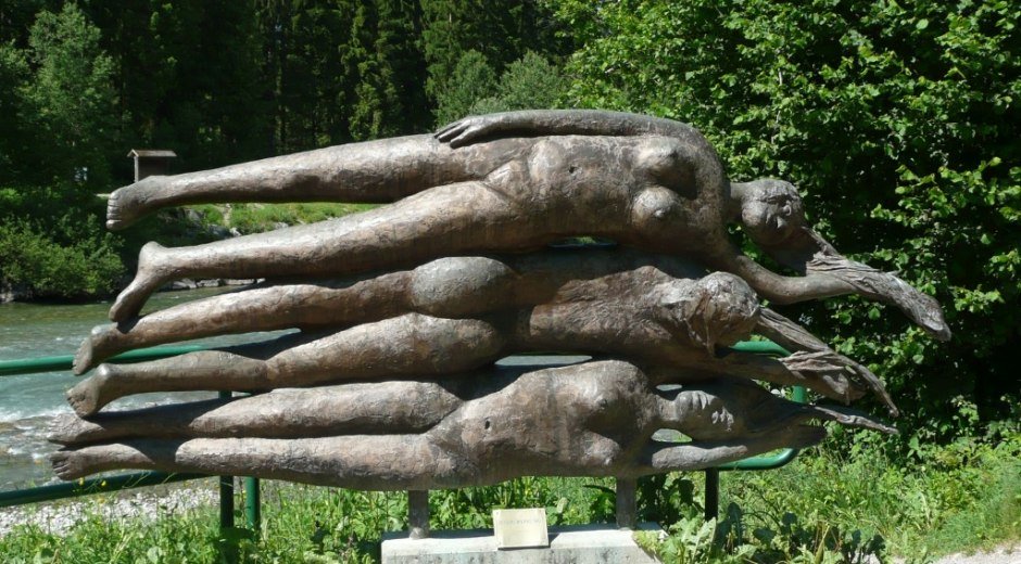 Die drei Flüsse Trettach, Breitach und Stillach, hier von drei "Meer-Jungfrauen" dargestellt, "gründen" am Iller-Ursprung bei Fischen im Allgäu den Fluss Iller © Tourismus Hörnerdörfer