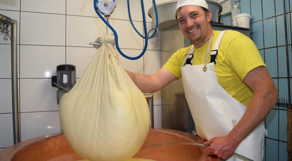 Abschöpfen der Molke © Alte Sennerei Bolsterlang/Conradi AZ