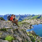 Traumaussichten beim Wandern in den Allgäuer Alpen. Pause mit Blick auf das Panorama der Alpenkette © Alexander Rochau