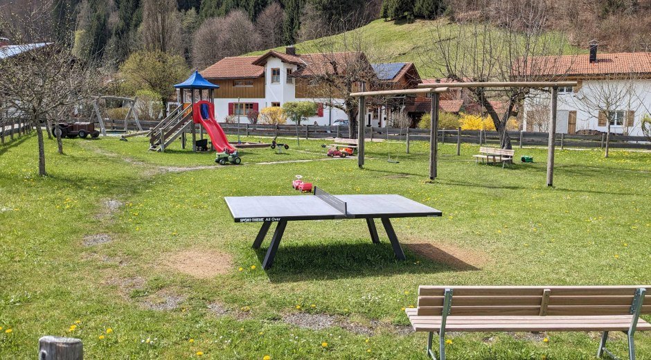 Tischtennis auf dem Spielplatz F. Langenwang © Tourismus Hörnerdörfer GmbH