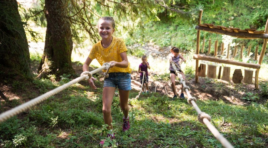 Klettertau im Wald - Steinzeitdorf Bolsterlang © Tourismus Hörnerdörfer, F. Kjer