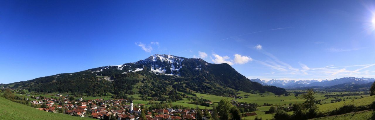 Rettenberg am Fuße des Grüntens mit Blick ins Illertal © Christian Bischoff