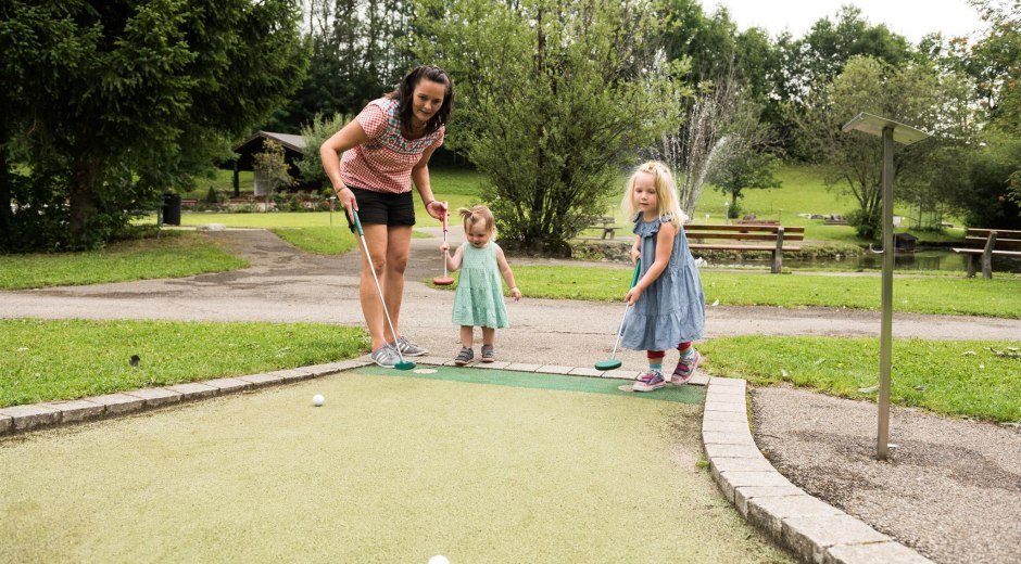 Mit der ganzen Familie in Obermaiselstein Minigolf © Tourismus Hörnerdörfer, F. Kjer