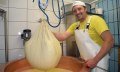Abschöpfen der Molke © Alte Sennerei Bolsterlang/Conradi AZ