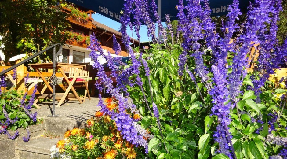 Terrasse des Dorfladens in Bolsterlang © Tourismus Hörnerdörfer GmbH