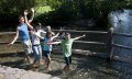 Wassertreten im kühlen Grundbach in Fischen