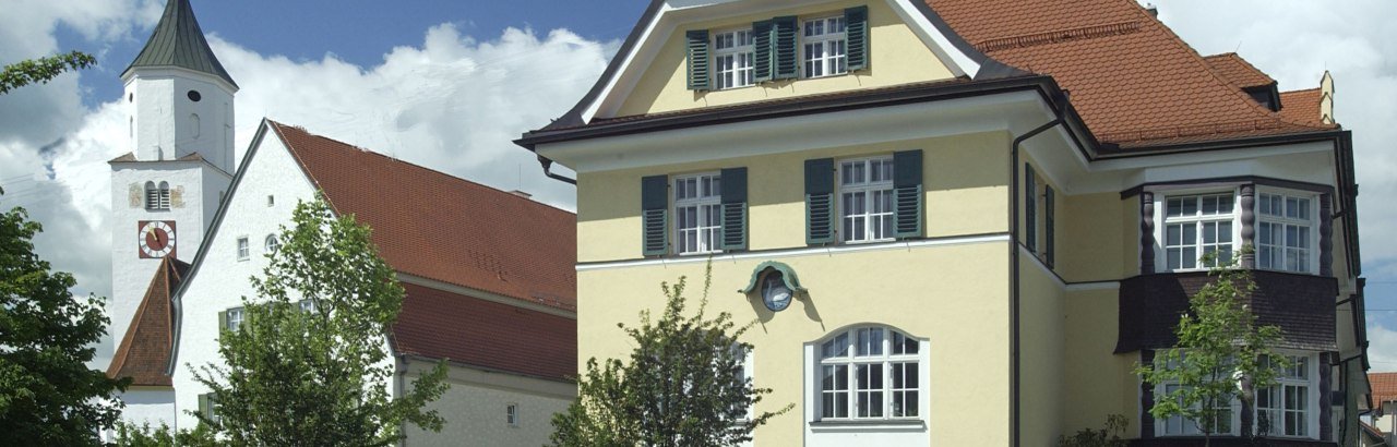 Kirche und Rathaus im Hauptort Dietmannsried © Markt Dietmannsried / Werner Heider