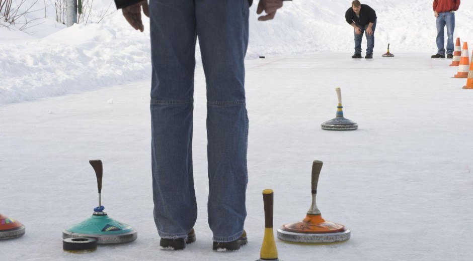 Eisstockschießen auf dem Natureisplatz in Fischen © Tourismus Hörnerdörfer GmbH
