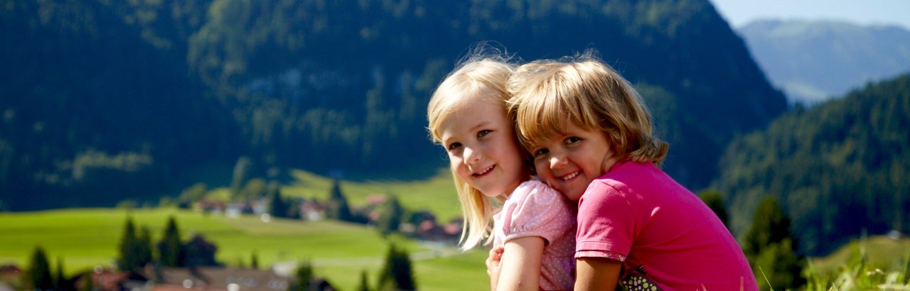 Kinder auf dem Feld in Obermaiselstein © Tourismus Hoernerdoerfer GmbH, Tobias Burger