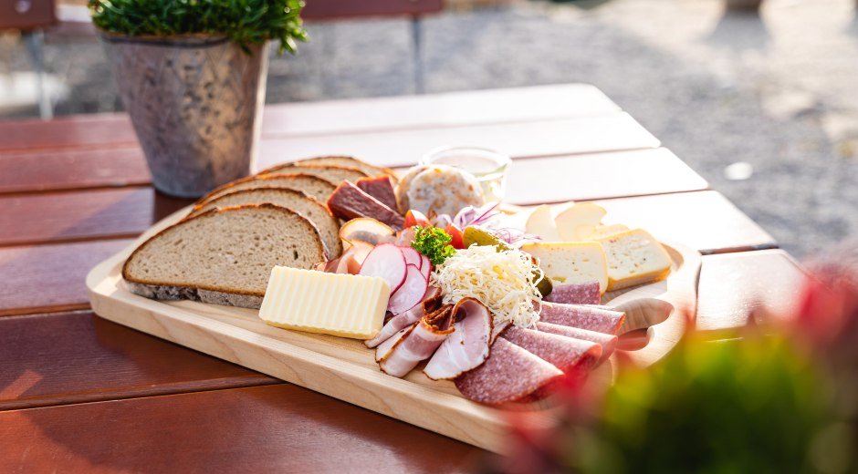 Leckere Brotzeit auf der Mittelalpe © Mittelalpe