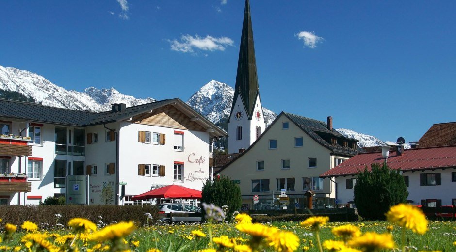 Café Löweneck im Fischinger Ortskern © Tourismus Hörnerdörfer GmbH