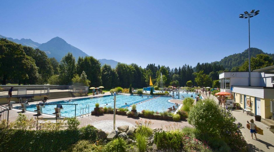Schwimmen mit Bergblick - Freibad in Fischen © Tourismus Hörnerdörfer, R. Retzlaff
