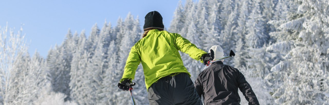 Zwei Langläufer Skaten in den Loipen im Oberallgäu © Alexander Rochau