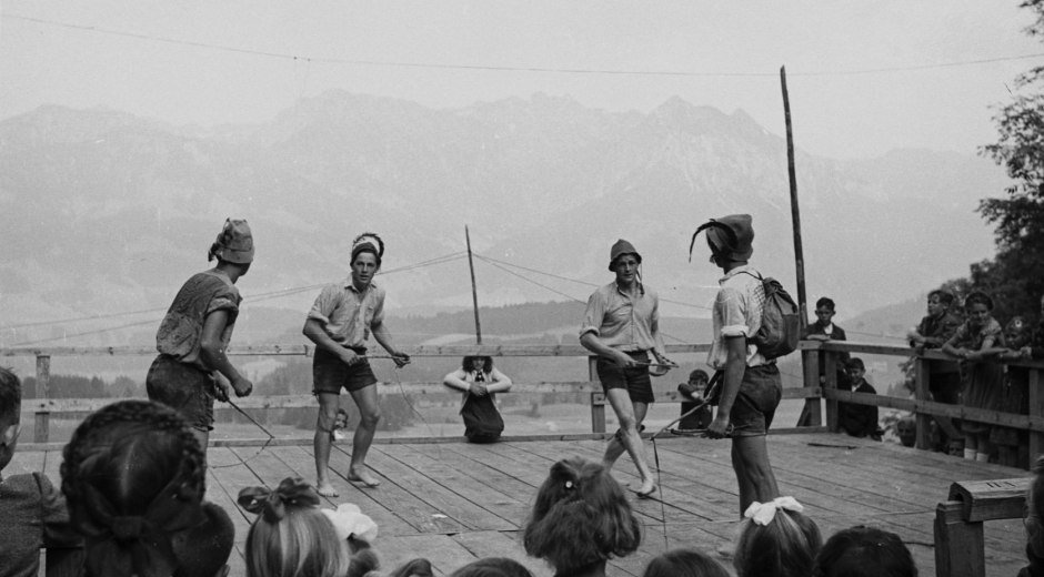 Aufführung der Plattler bei einem Waldfest © Ch. Feldmann