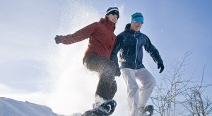 Ein Paar geht Schneeschuhwandern im Oberallgäu © Alexander Rochau