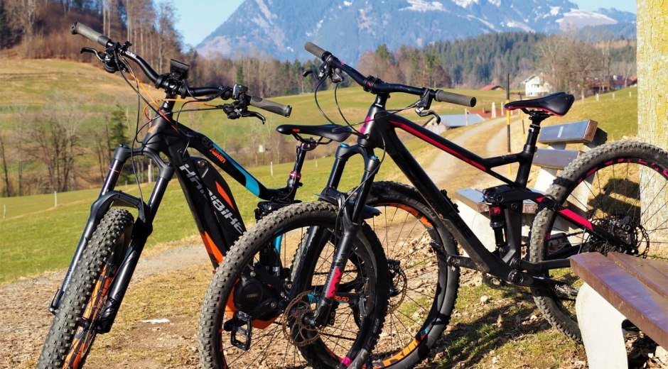 E-Biker und Mountainbiker gemeinsam unterwegs