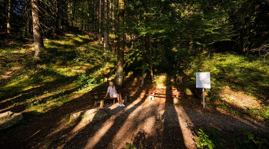 Ruhebank in der Sonne beim magischen Ort "Iller" © Tourismus Hörnerdörfer, F. Kjer