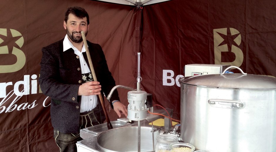 Braumeister Berni beim Bierbrauen © Bernardibräu