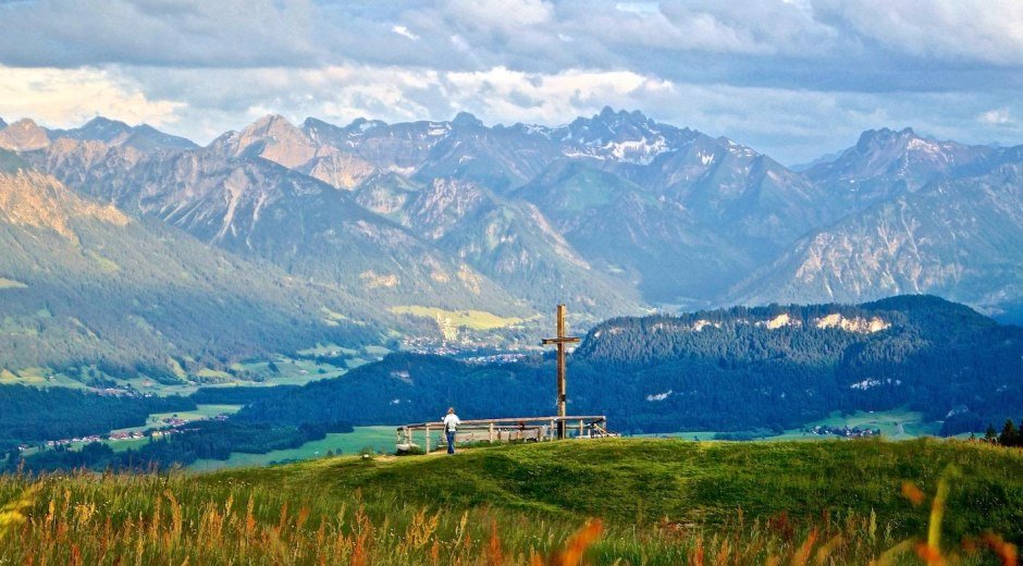 Herbstwandern am Ofterschwanger Horn mit Blick auf © Tourismus Hörnerdörfer, M. Redecker