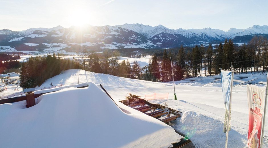 Wurzelhütte mit herrlicher Aussicht in die Berge © Tourismus Hörnerdörfer, F. Kjer