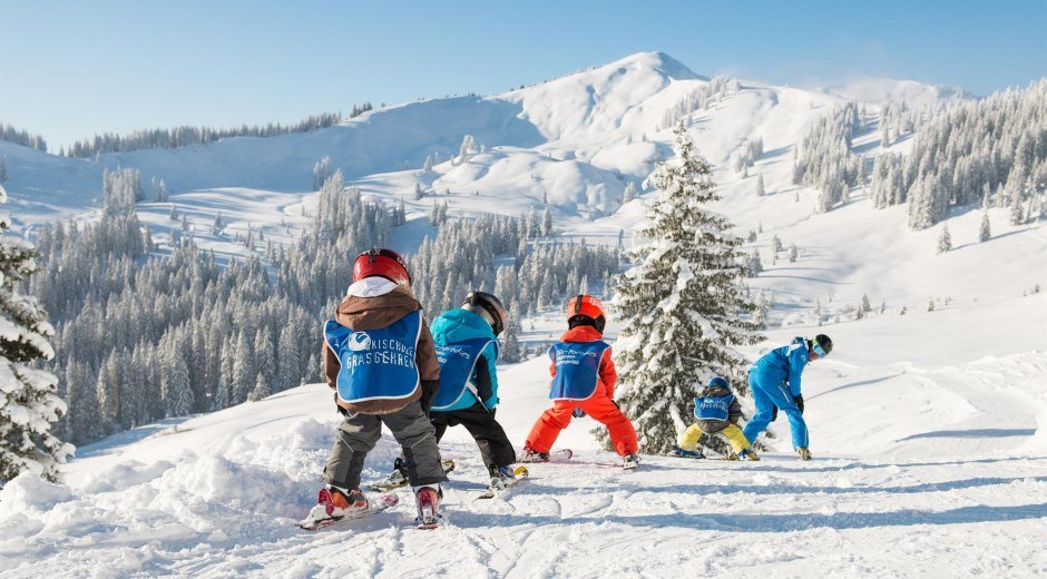 Kinder mit Skilehrer Skischule Grasgehren © Tourismus Hörnerdörfer, F. Kjer