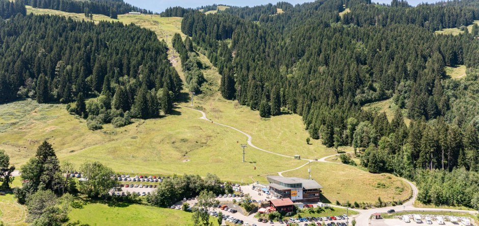 Steinzeitdorf an der Mittelstation der Hörnerbahn © Tourismus Hörnerdörfer