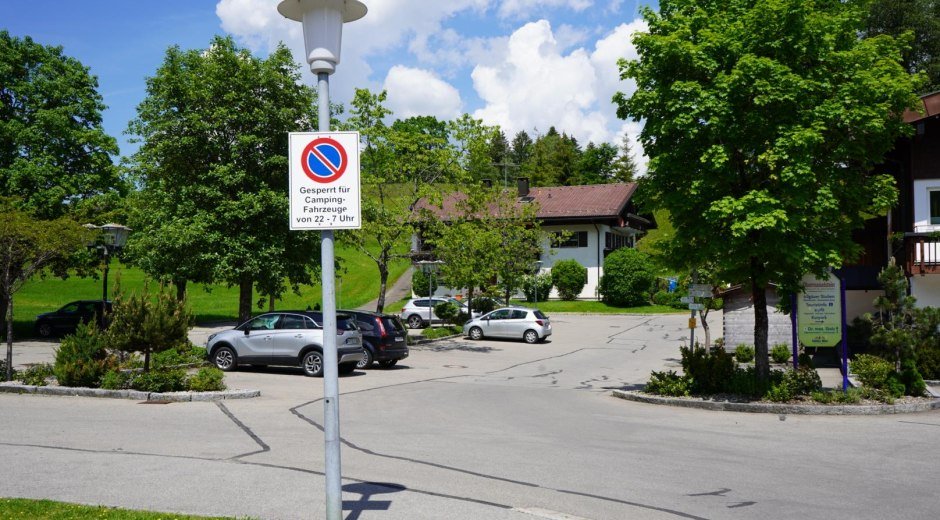 Kostenfreier Parkplatz am Haus des Gastes © Tourismus Hörnerdörfer