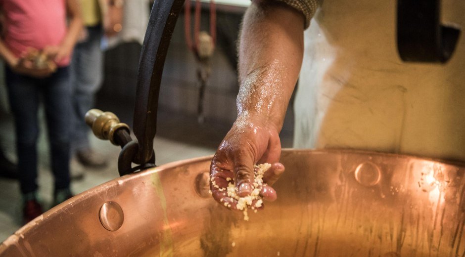 Käsebruch bei der Herstellung vom Käse © Tourismus Hörnerdörfer, F. Kjer
