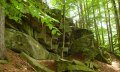 Moosbewachsene Felsen auf dem Weg zum Hinanger Wasserfall
