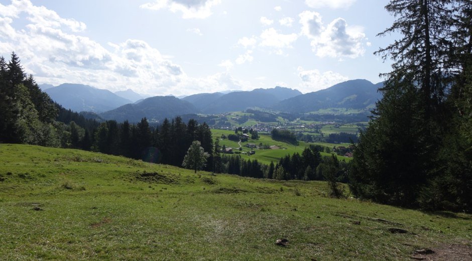 Panoramablick nach dem Tobel des Hinanger Wasserfalls © Tourismus Hörnerdörfer GmbH