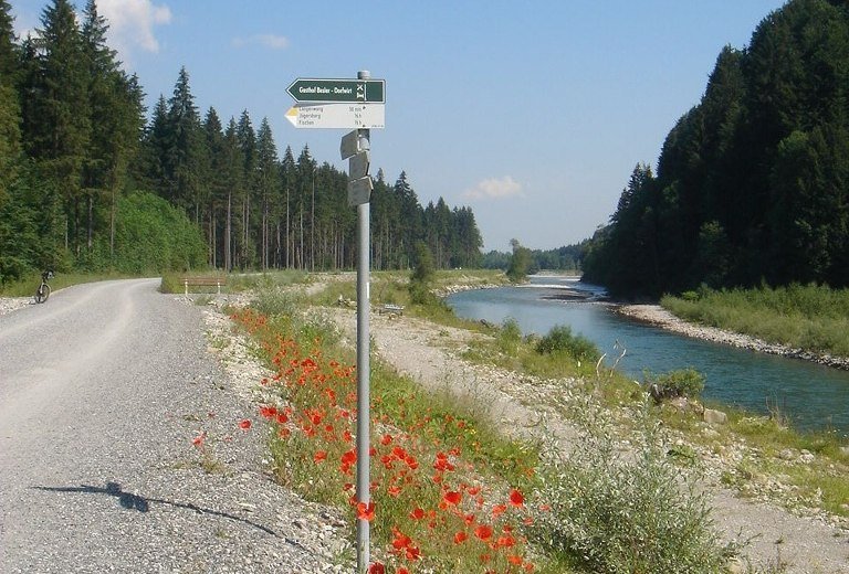 Wandern am Illerdamm bei Fischen im Allgäu © Tourismus Hörnerdörfer_H.Besler