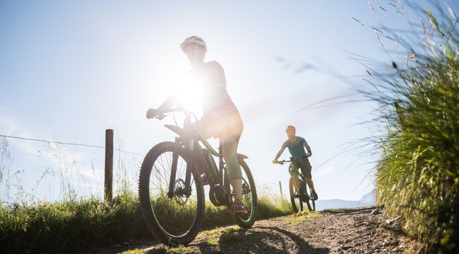 Radfahren auf Schotterwegen und geteerten Nebenstraßen © Tourismus Hörnerdörfer, F. Kjer