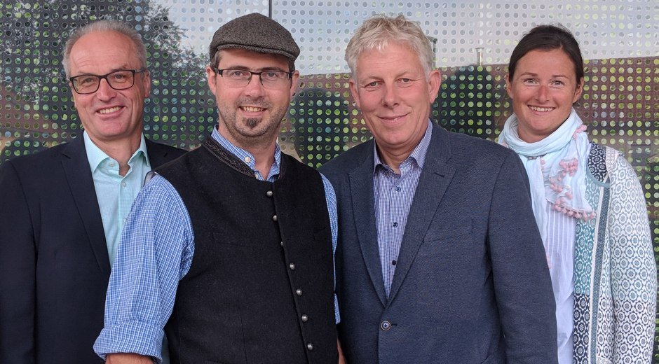 Vorstand und Mitarbeiterinnen der Geschäftsstelle des Regionalentwicklung Oberallgäu e.V. (v.li.): Siegfried Zengerle (2. Vorsitzender), Bgm. Christof Endreß (1. Vorsitzender), Bgm. Gerhard Hock (3. Vorsitzender), Eva Osterrieder (Geschäftsführerin). Es fehlt Julia Empter-Heerwart (Projektberatung)