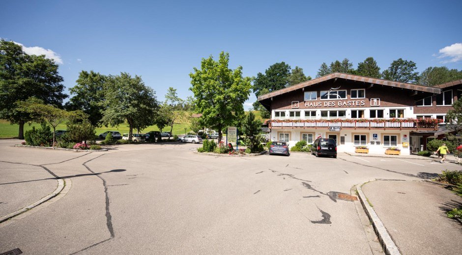 Parkplatz am Haus des Gastes Obermaiselstein © Tourismus Hörnerdörfer GmbH