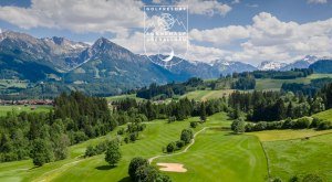 Golfplatz Oberallgäu mit Logo © Sonnenalp Resort