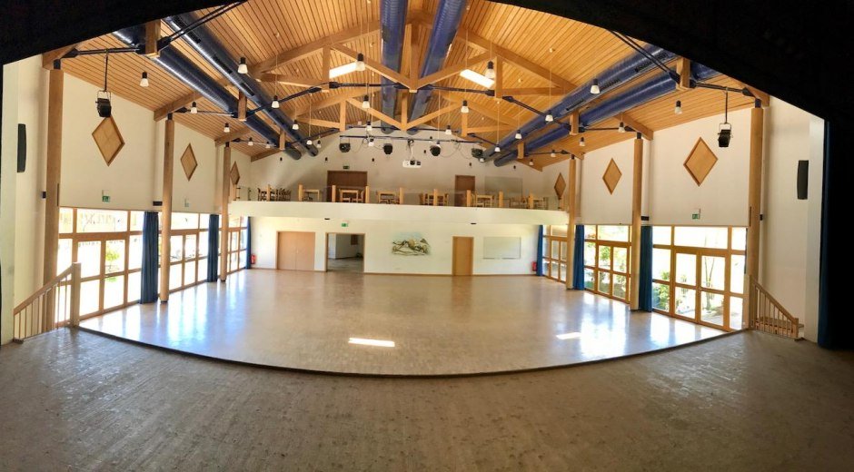 Ofterschwanger Haus- großer Saal-Bühne © Tourismus Hörnerdörfer GmbH