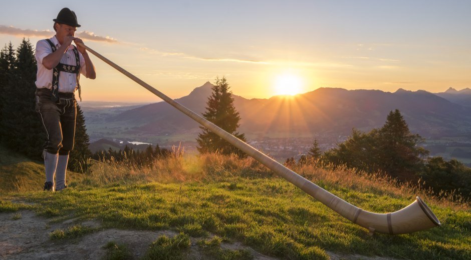 Morgenstimmung mit Alphornklängen am Ofterschwanger Horn © Tourismus Hörnerdörfer GmbH_Hans-Peter Kappest