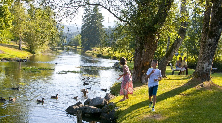 Enten beobachten am Grundbach in Fischen © Tourismus Hörnerdörfer, G. Eichholzer