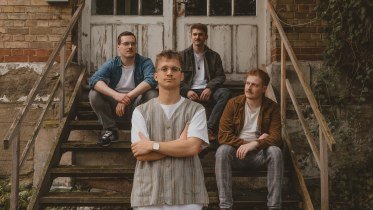 Dumon mit Band © Dumon