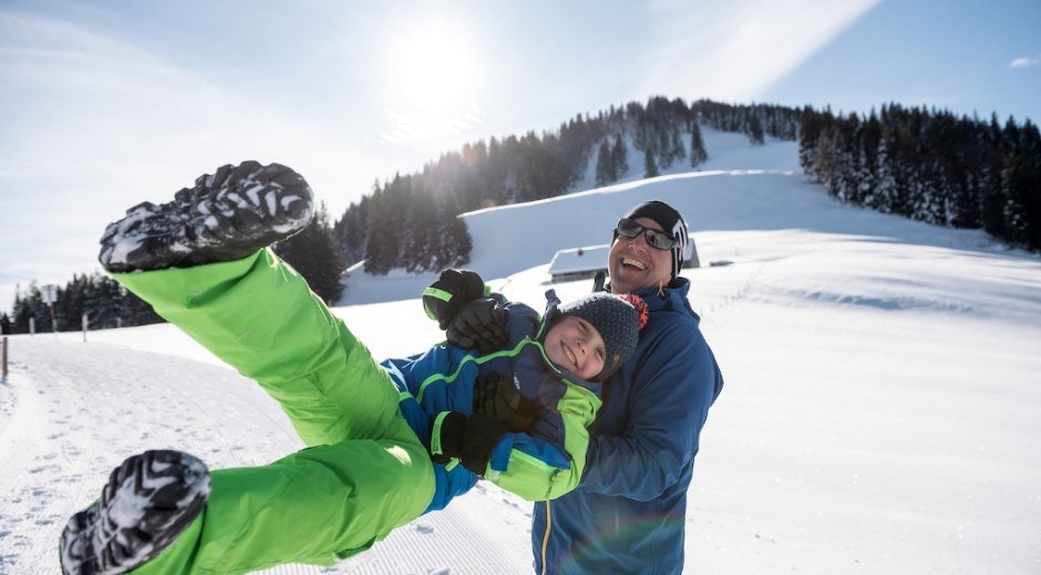 Schneespaß beim Winterwandern - Ofterschwang im Allgäu © Tourismus Hörnerdörfer / F. Kjer